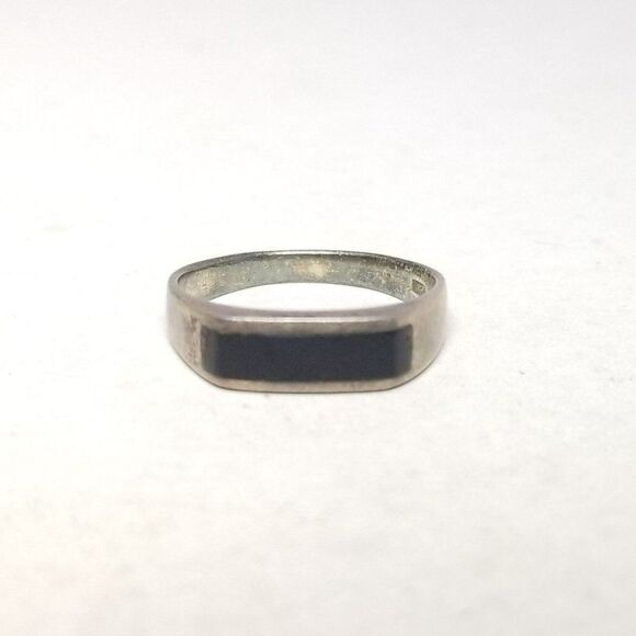Vintage Sterling Silver Black Inlaid Stone Band, Size 5 Ring, Estate - Picture 7 of 7